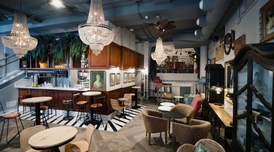 Interior del Café Madrid Valencia con barra de madera, mesas y lámparas de cristal