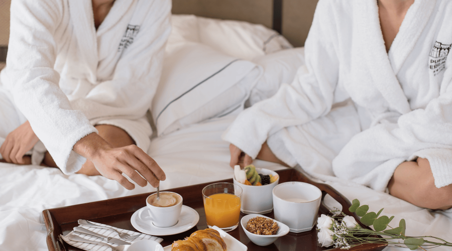 Desayuno en cama con dos huéspedes en Hotel Puerta Serranos