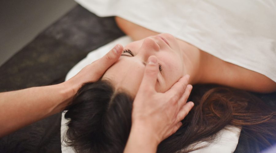 Masaje en la cabeza durante tratamiento de spa